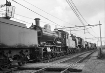 849579 Afbeelding van het transport van een aantal stoomlocomotieven van het Spoorwegmuseum bij Lunetten aansluiting te ...